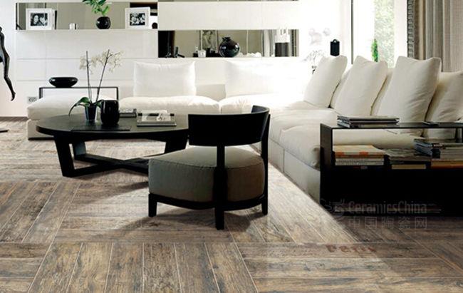 客廳簡(jiǎn)潔明快，使用白色墻壁、米色沙發(fā)搭配深木頭色的家具、原木仿木紋磚